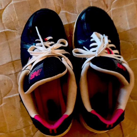 Ladies size 9 New Balance tennis shoes - Picture 1 of 1